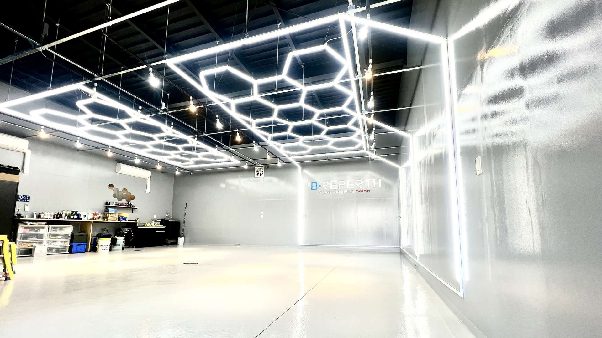 埼玉県の洗車・コーティング専門店ビーリパースの完全屋内作業