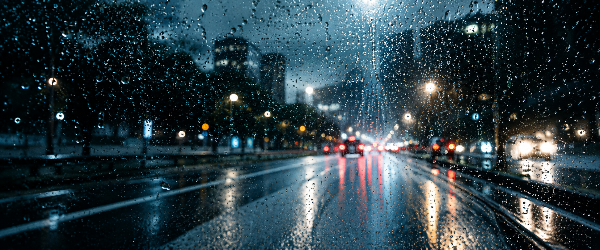 雨天時のフロントガラス越しの視界