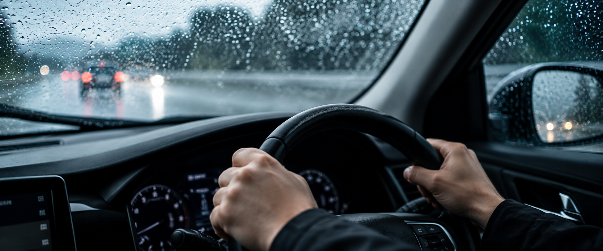 雨天時に運転するドライバー